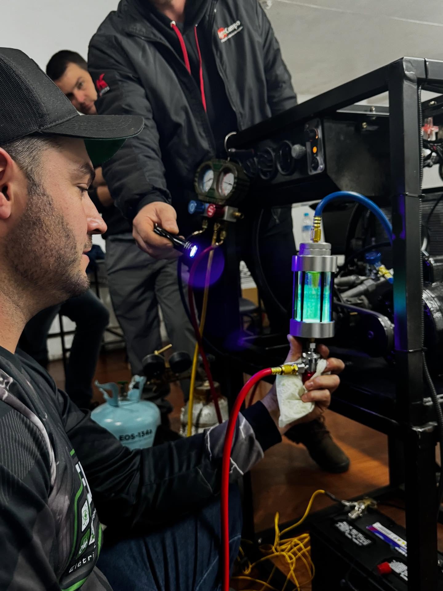 Diagnóstico de ar-condicionado automotivo com luz UV e manifold