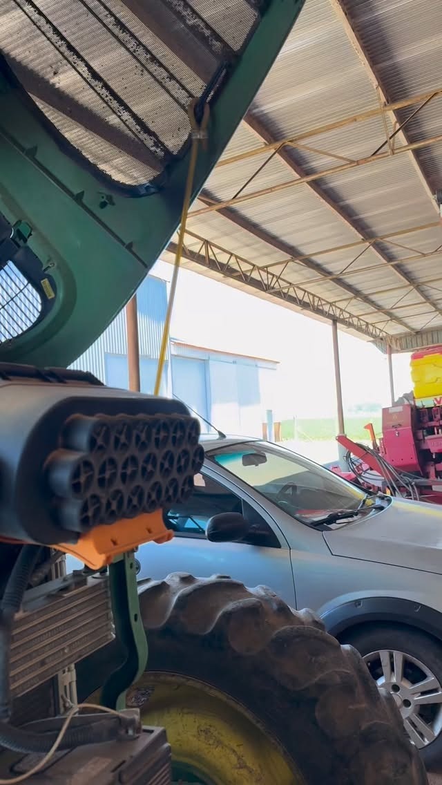 Manutenção de ar-condicionado em trator na lavoura