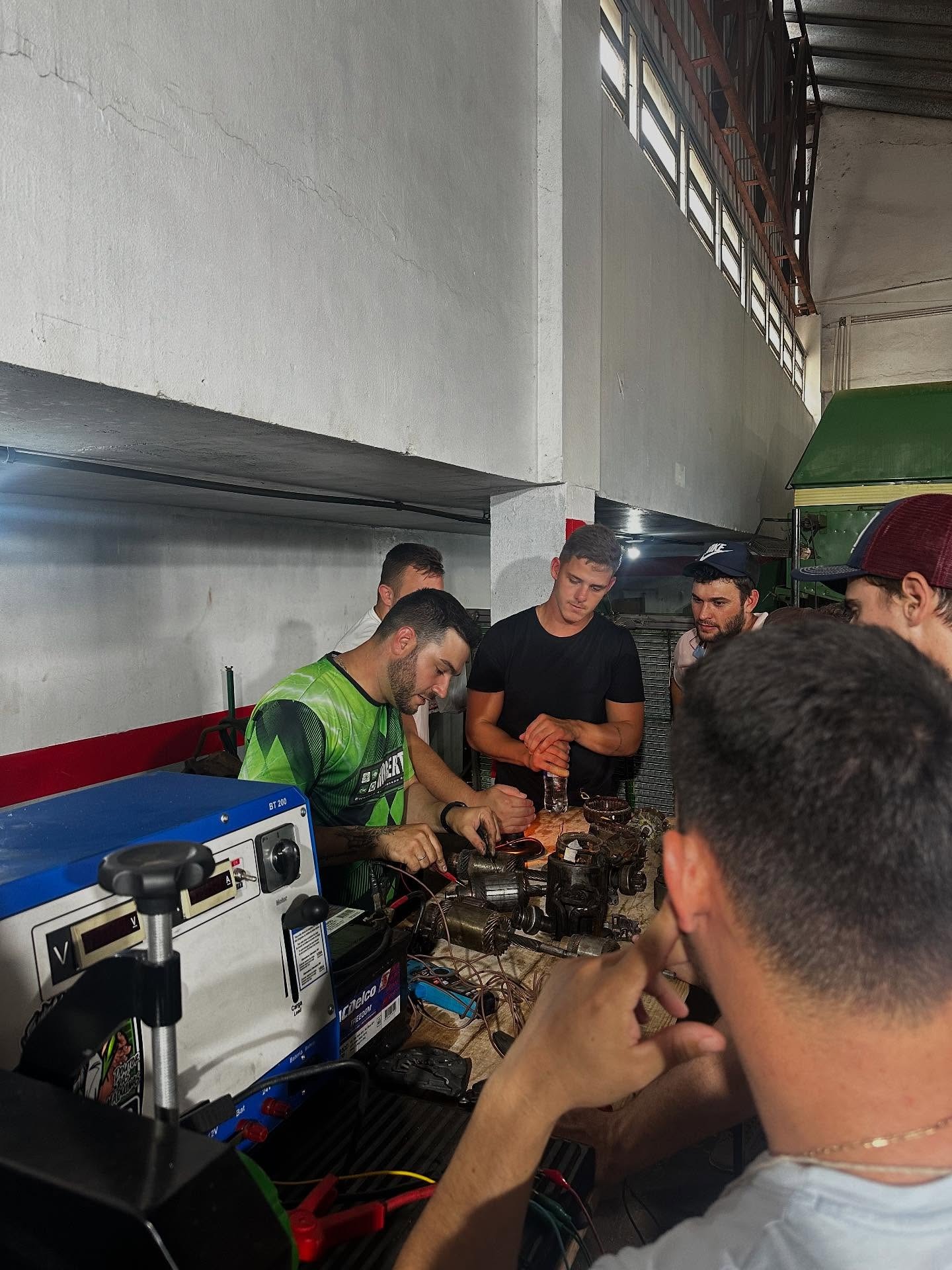 Equipe SUPER SHOCK em treinamento prático com equipamentos de auto elétrica