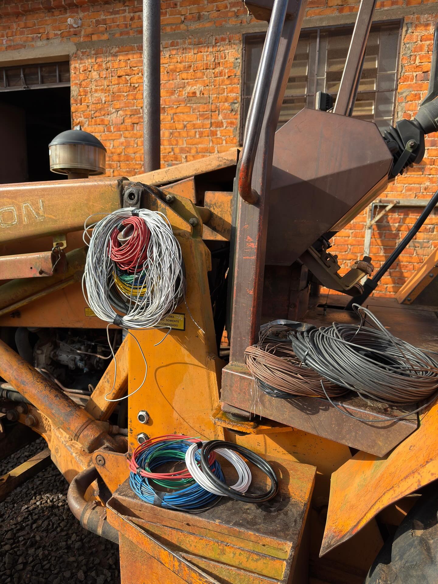 Chicotes elétricos novos preparados para retroescavadeira